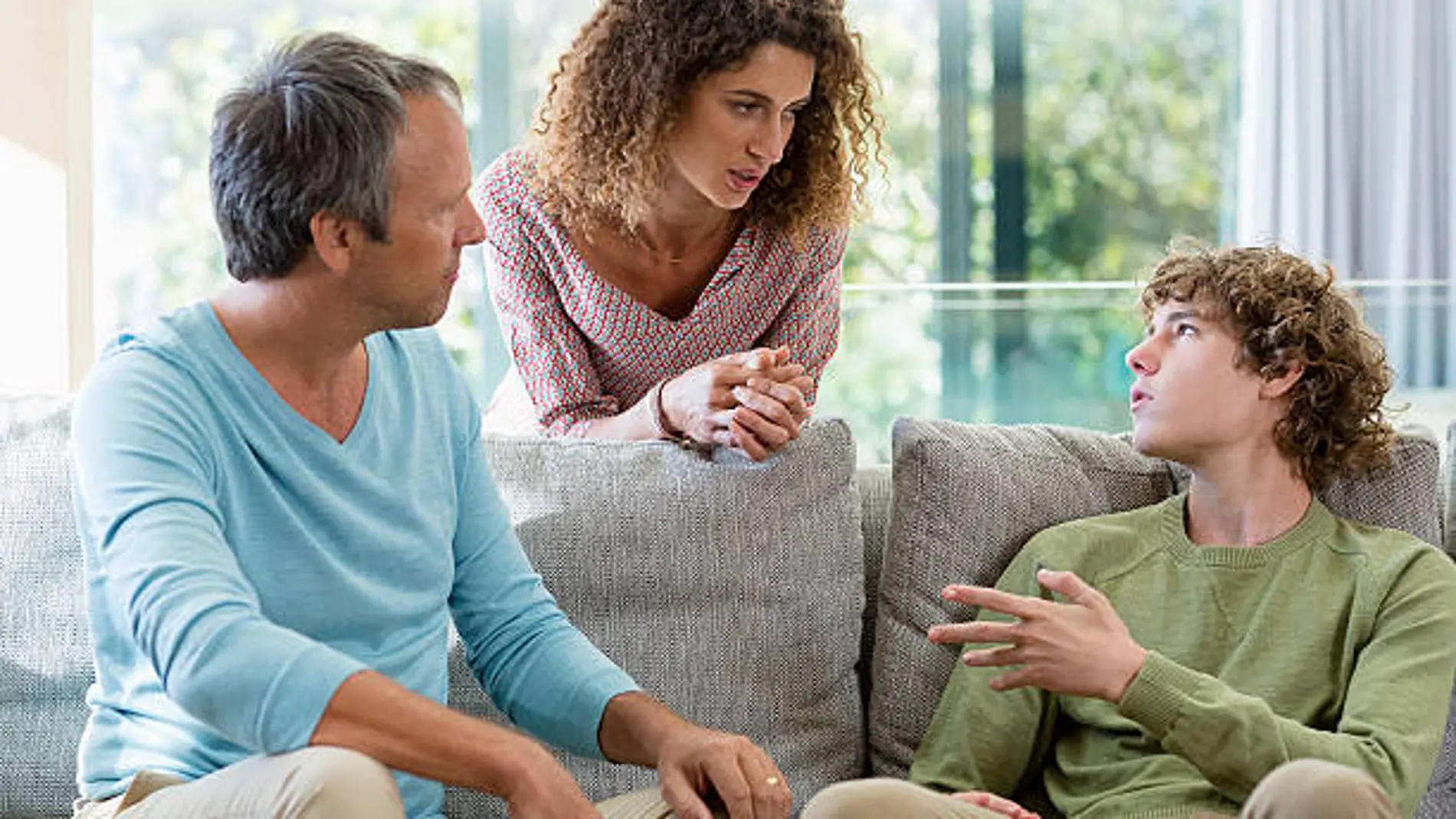 Padres e hijo adolescente teniendo una conversación