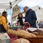 El presidente de la Diputación de Segovia, Miguel Ángel de Vicente; y la diputada Magdalena Rodríguez, en una visita a una feria