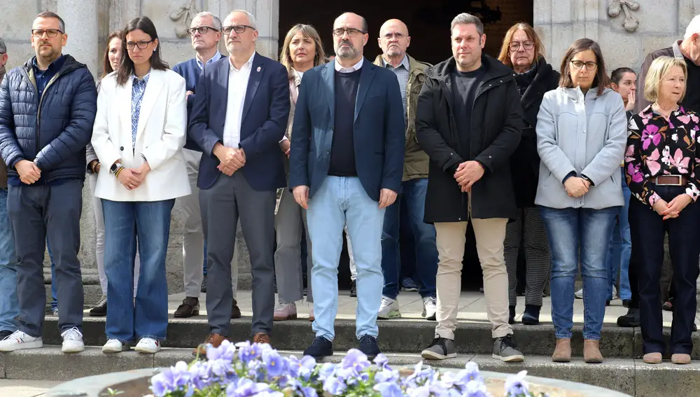 Minuto de silencio a las puertas del Ayuntamiento de Ponferrada