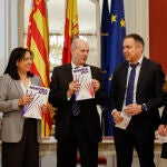 El director de la Agencia Valenciana Antifraude, Eduardo Beut (c), durante el acto de entrega de la Memoria de Actividad del ejercicio de 2024 a la presidenta de Les Corts Valencianes, Llanos Massó