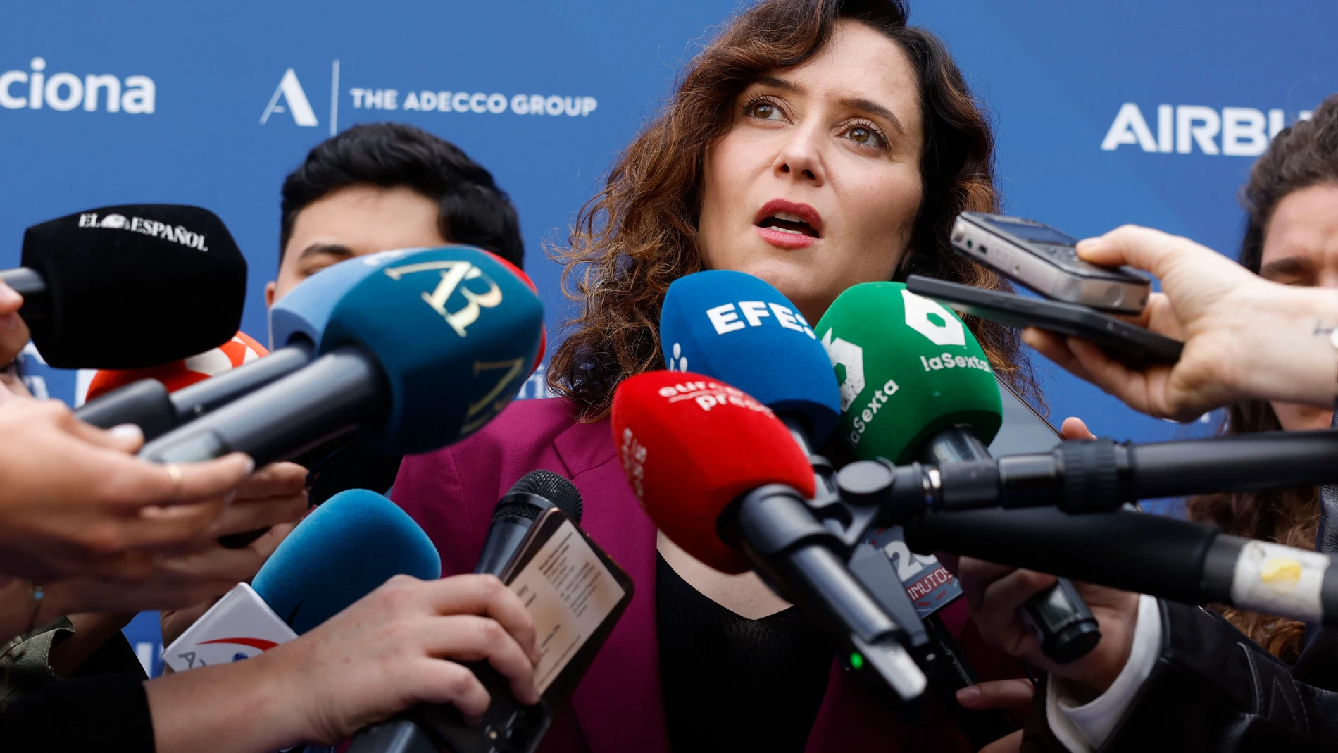MADRID, 01/04/2025.- La presidenta de la Comunidad de Madrid, Isabel Díaz Ayuso, atiende a los medios antes de intervenir en el foro Wake Up, Spain! en el que durante toda la semana empresarios, directivos, políticos y dirgentes sindicales reflexionan sobre los desafíos de España ante el nuevo orden mundial. EFE/ Juan Carlos Hidalgo
