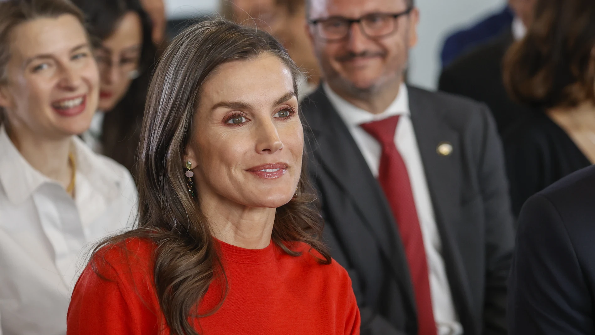 La Reina Letizia y su look de estreno en Granada.