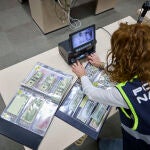  Reportaje con la Brigada de Investigación del Banco de España (BIBE), dedicada a investigar y perseguir los d