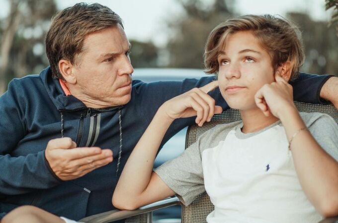 Niño enfadado no quiere escuchar a su padre