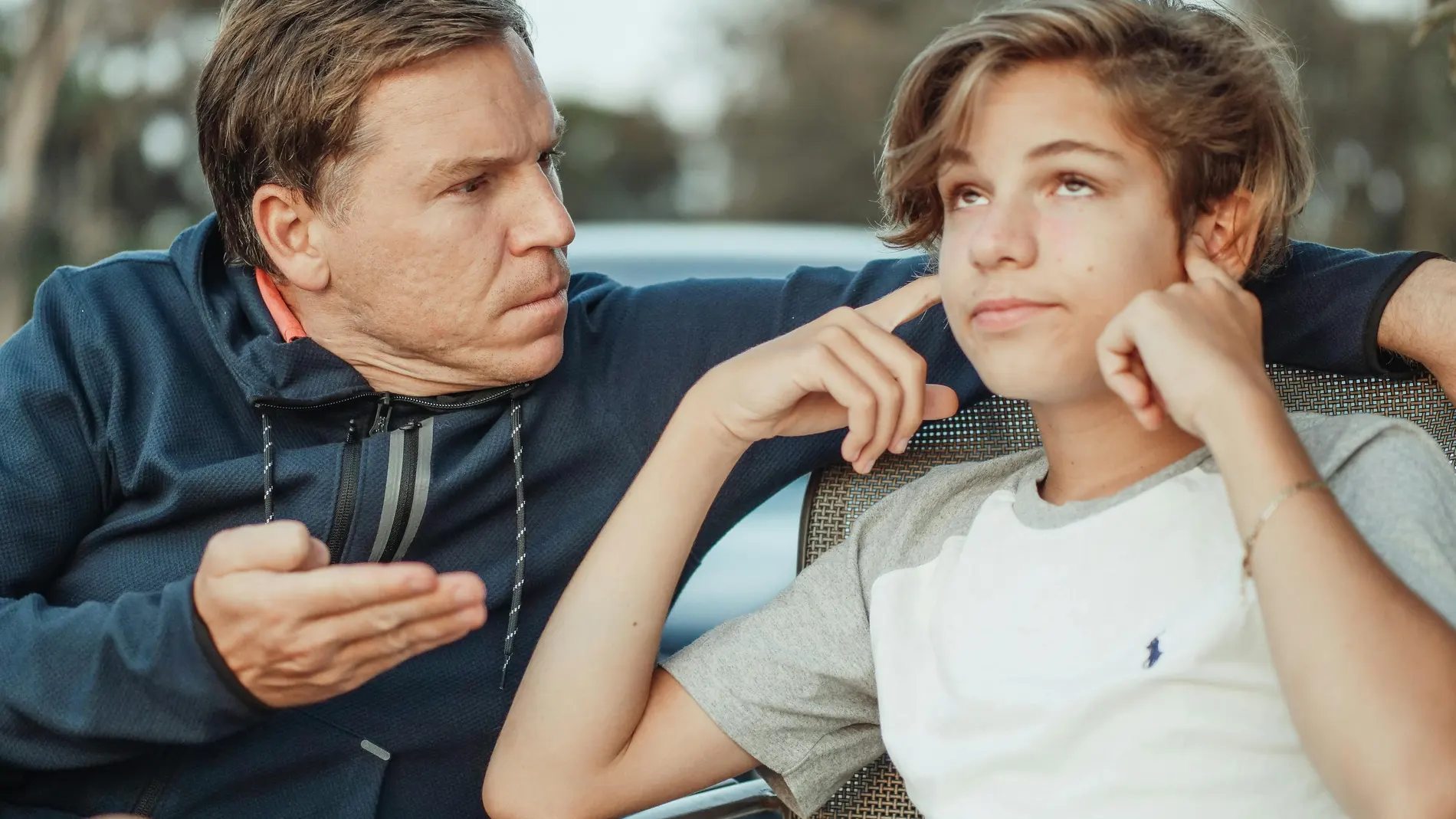 Niño enfadado no quiere escuchar a su padre