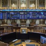 Economía/Bolsa.- El Ibex 35 sube un 0,8% en la media sesión y se mantiene por encima de los 13.200 enteros