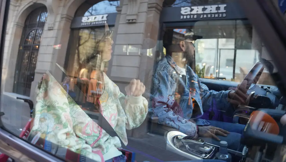 Joana Sanz y Dani Alves, en el coche por Barcelona