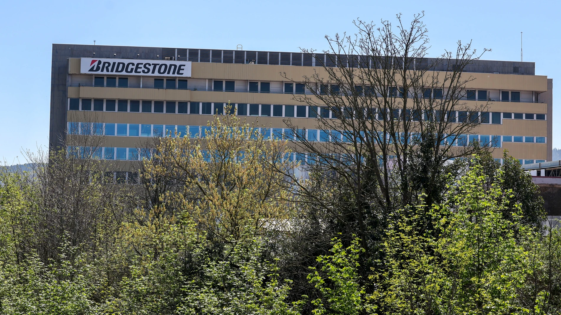 BASAURI (BIZKAIA), 01/04/2025.- Fabrica de Bridgestone, en la localidad vizcaína de basauri, donde la multinacional japonesa ha anunciado este martes el inicio de un proceso de despido colectivo en sus fábricas de Basauri (Bizkaia) y Puente San Miguel (Cantabria) que afectará a 546 trabajadores.EFE/Luis Tejido