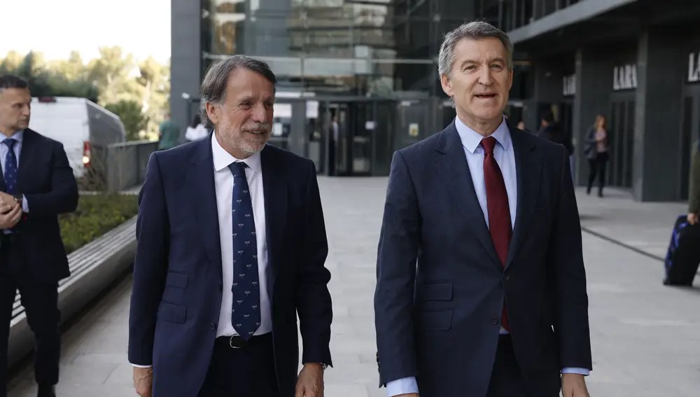 José Creuheras y Alberto Núñez Feijóo. Desayuno informativo con Fernando López Miras en La Razón