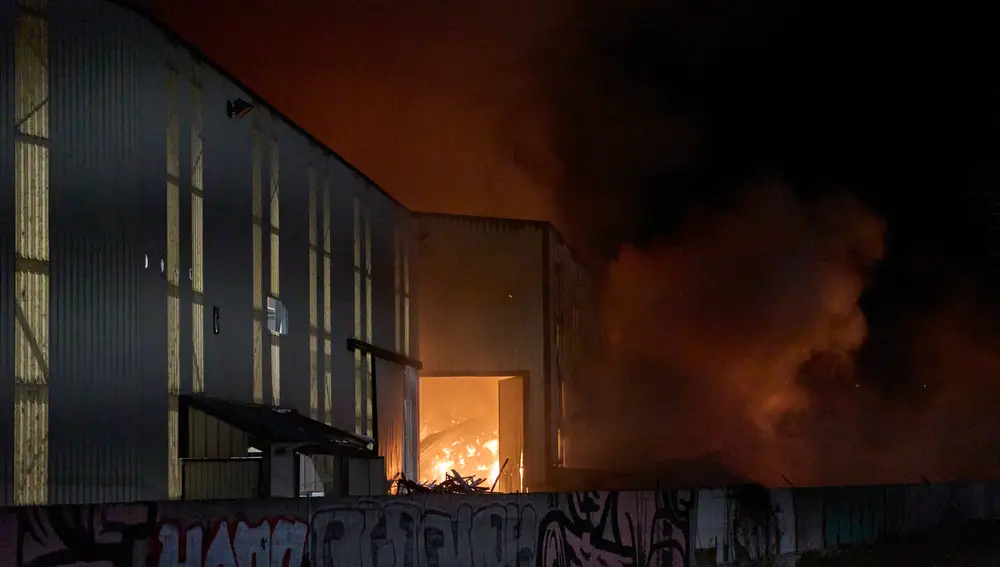 Un incendio en una planta de reciclaje provoca una gran columna de humo en Vitoria