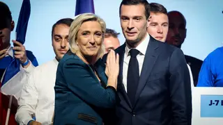 Marine Le Pen y su delfín, Jordan Bardella FILE - Leader of the French far-right National Rally Marine Le Pen, left, and Jordan Bardella, lead candidate of the party for the upcoming European election, right, are seen during a political meeting on June 2, 2024, in Paris. (AP Photo/Thomas Padilla, File)