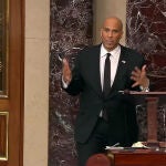 Un senador demócrata da un discurso durante más de 17 horas como protesta contra Trump