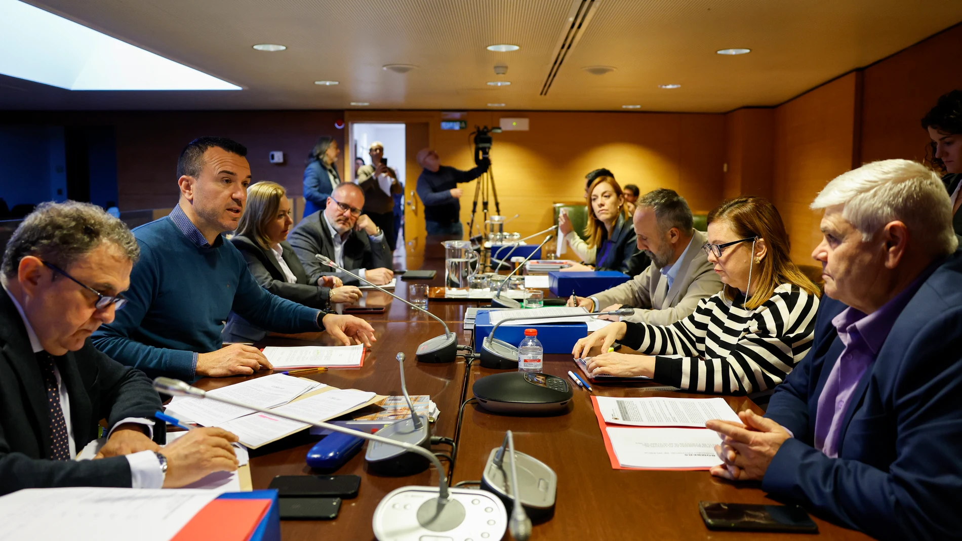 El presidente de la Diputación de Valencia, Vicent Mompó (2º i), preside la segunda sesión de la comisión no permanente de estudio sobre la gestión de la dana