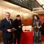 El presidente de la Diputación de Alicante, Toni Pérez, el director del Instituto Cervantes, Luis García Montero, y la directora del Instituto de Cultura Juan Gil-Albert en el momento de introducir el legado del escritor en la Caja de las Letras