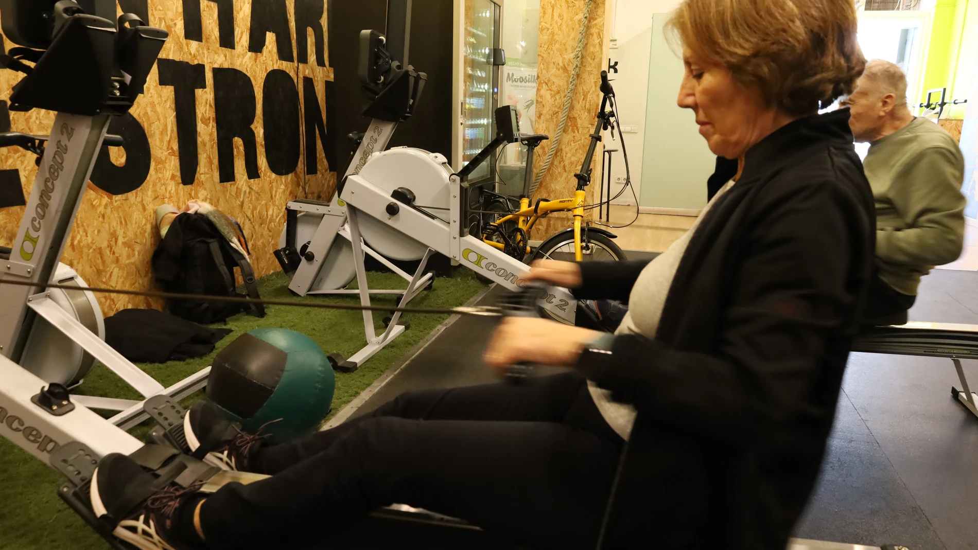 Una paciente de cáncer oncológico durante una sesión de CrossFit