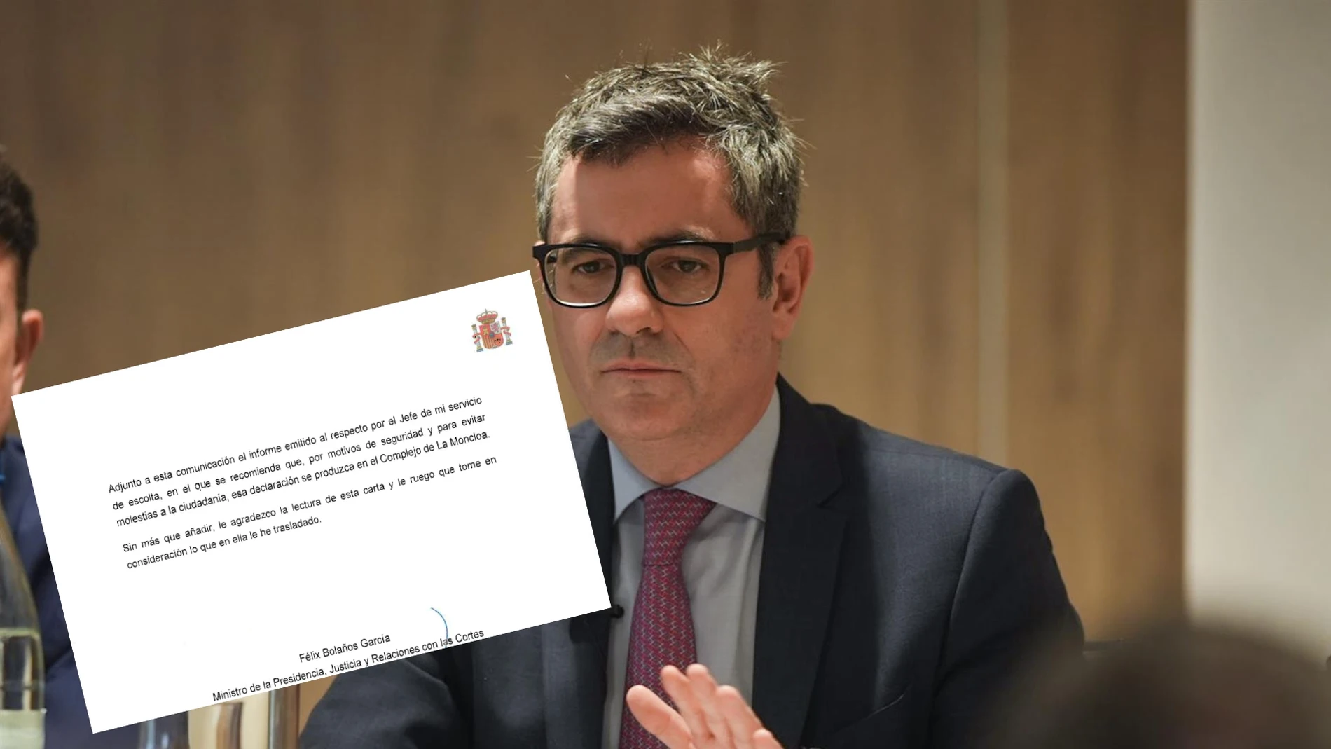 En primer plano, la respuesta de Félix Bolaños a la citación del juez Juan Carlos Peinado a la que ha accedido LA RAZÓN, y al fondo, el ministro de Justicia, en una fotografía reciente
