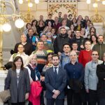 Foto de familia del concejal de Personas Mayores, Familia y Servicios Sociales del Ayuntamiento de Valladolid Rodrigo Nieto con los participantes de los Programas Mixtos de Formación y Empleo 2025,