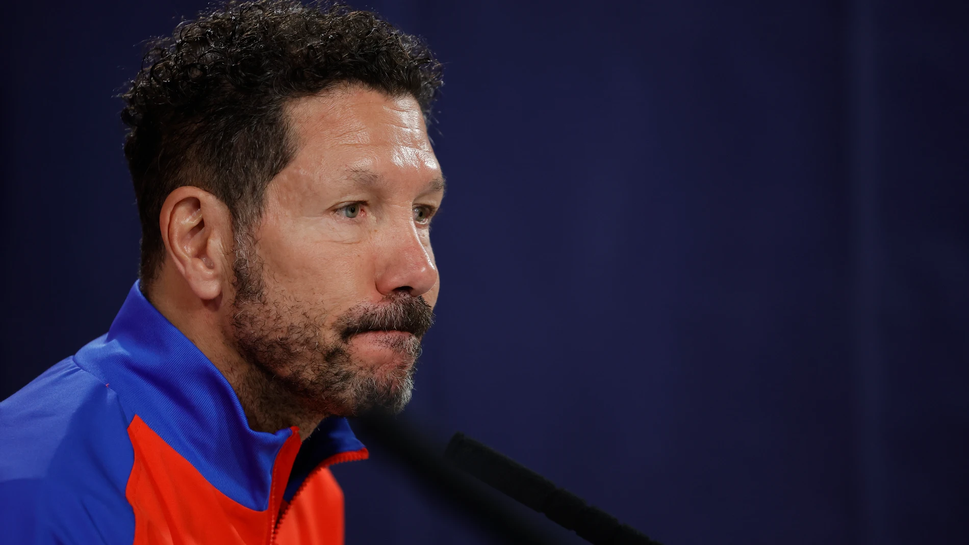 MAJADAHONDA (MADRID), 01/04/2025.- El técnico del Atlético de Madrid, Diego Simeone, durante la rueda de prensa que ha ofrecido tras el entrenamiento del equipo este martes en la Ciudad Deportiva de Majadahonda para preparar el parido de semifinales de la Copa del Rey que disputan mañana, miércoles, frente al FC Barcelona. EFE/ Zipi Aragon