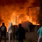 Un incendio en una planta de reciclaje provoca una gran columna de humo en Vitoria