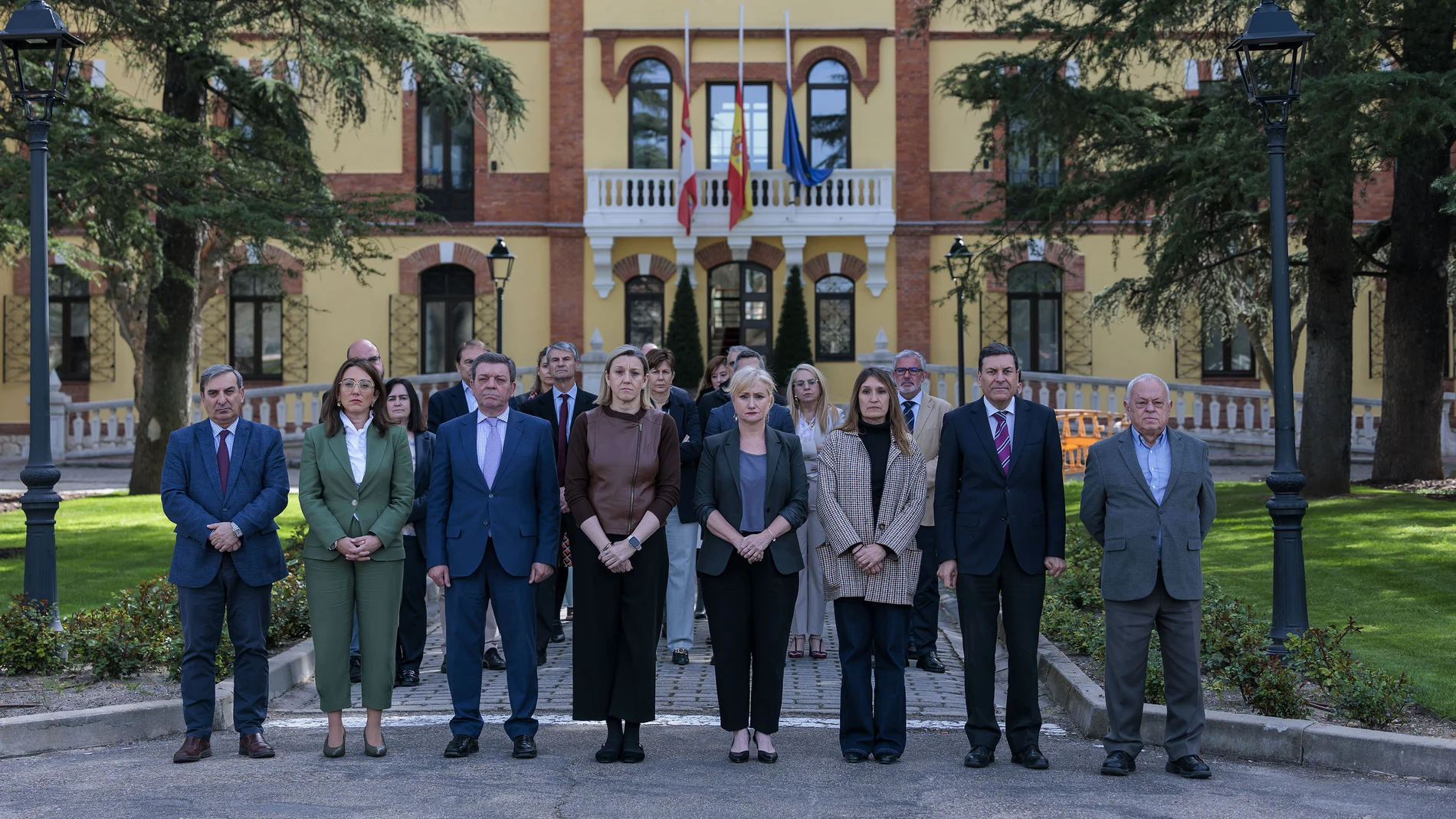 Minuto de silencia en la sede de la Presidencia de la Junta