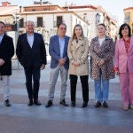 Noelia Núñez, en la imagen junto a Benito Serrano y varios miembros del PP soriano, lleva a Soria las medidas del Partdo Popular para favorecer el acceso a una vivienda