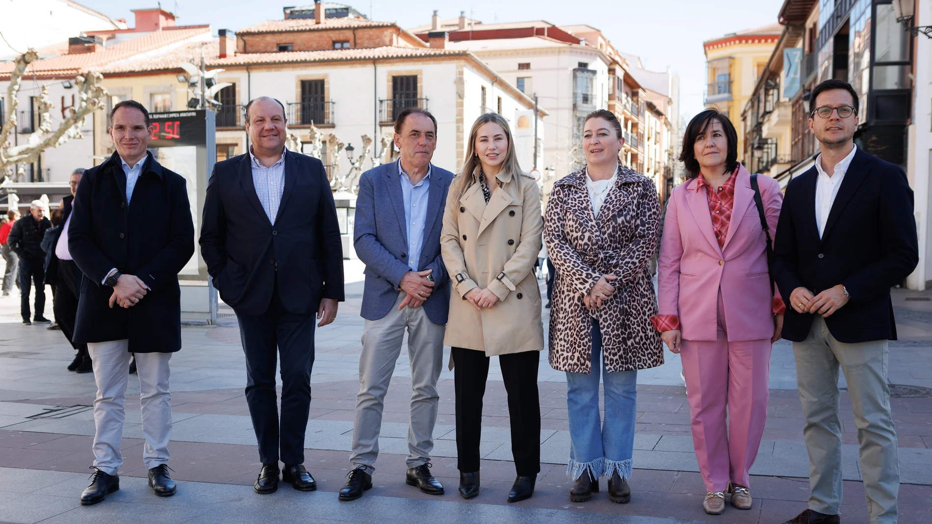 Noelia Núñez, en la imagen junto a Benito Serrano y varios miembros del PP soriano, lleva a Soria las medidas del Partdo Popular para favorecer el acceso a una vivienda