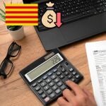 Una persona hace números sobre sus gastos