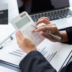 Una hace números con una calculadora