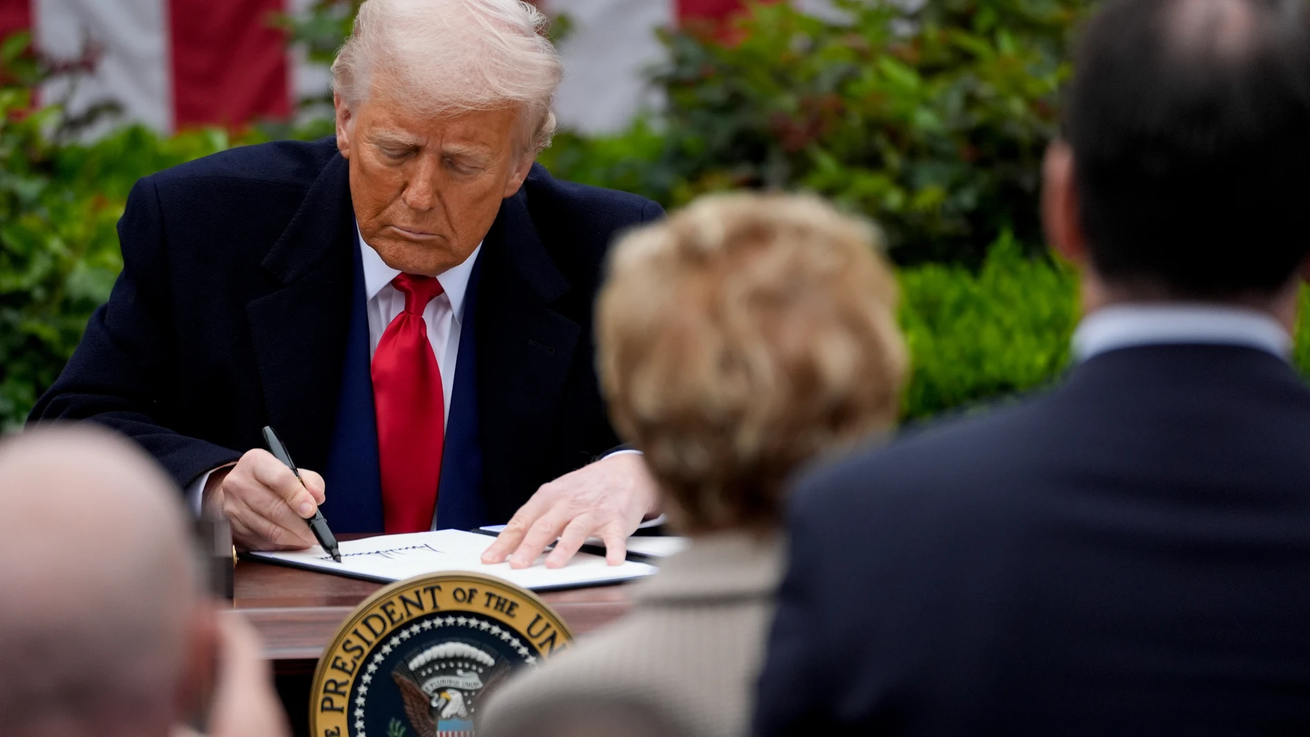 Washington (United States), 02/04/2025.- US President Donald Trump signs an executive order during a tariff announcement in the Rose Garden of the White House in Washington, DC, USA, 02 April 2025. Trump plans to roll out tariffs on global trading partners, the centerpiece of his effort to bring back manufacturing to the US and reshape a world trade system he has long decried as unfair. Trump has branded the day 'Liberation Day', though most economists expect US consumers to foot the costs. E...