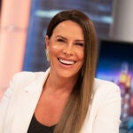 El look de Karla Sofía Gascón con traje blanco.