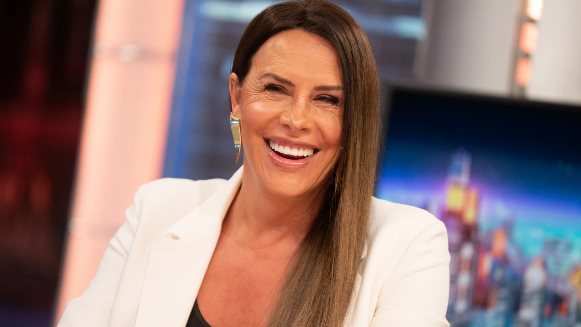 El look de Karla Sofía Gascón con traje blanco.