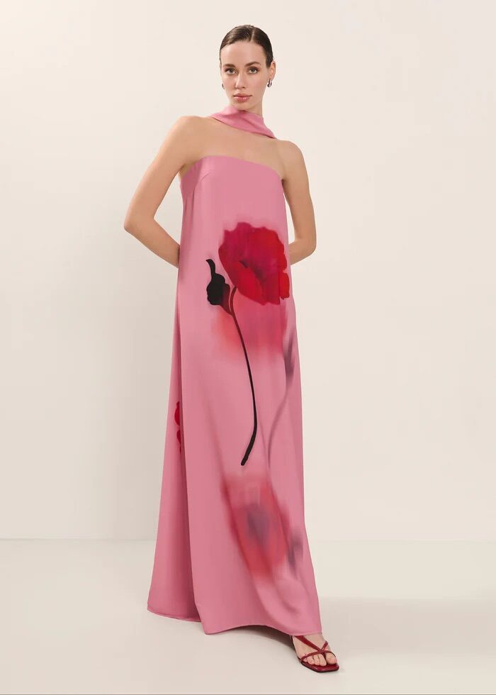 Vestido con fular al tono.