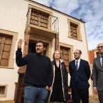 Pablo Moreno explica los entresijos del rodaje a Javier Iglesias y Marcos Iglesias en presencia de la actriz Assumpta Serna
