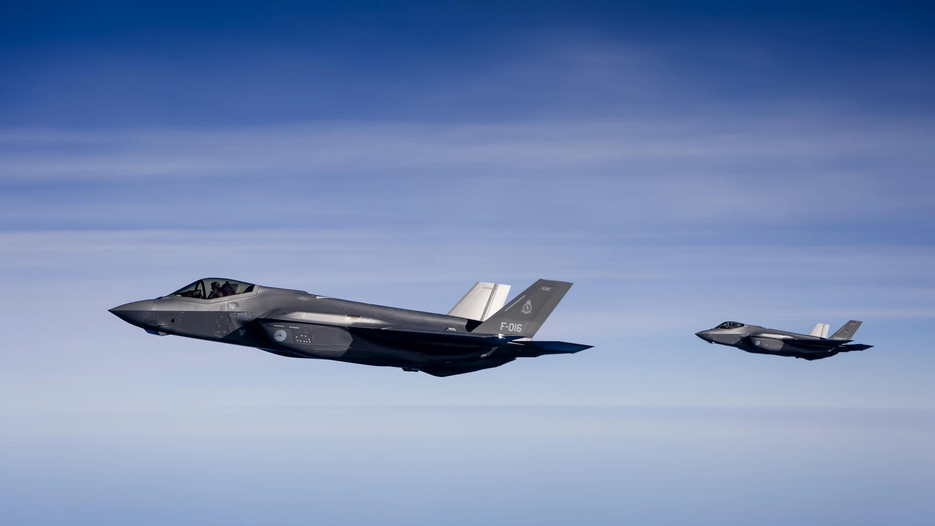 Eindhoven (Netherlands), 02/04/2025.- Dutch F35 fighter jets fly over the North Sea by after being refueled by an MRTT aircraft coming from Eindhoven Air Base, Netherlands, 02 April 2025. The flight is part of the NATO exercise Ramstein. (Países Bajos; Holanda) EFE/EPA/SEM VAN DER WAL
