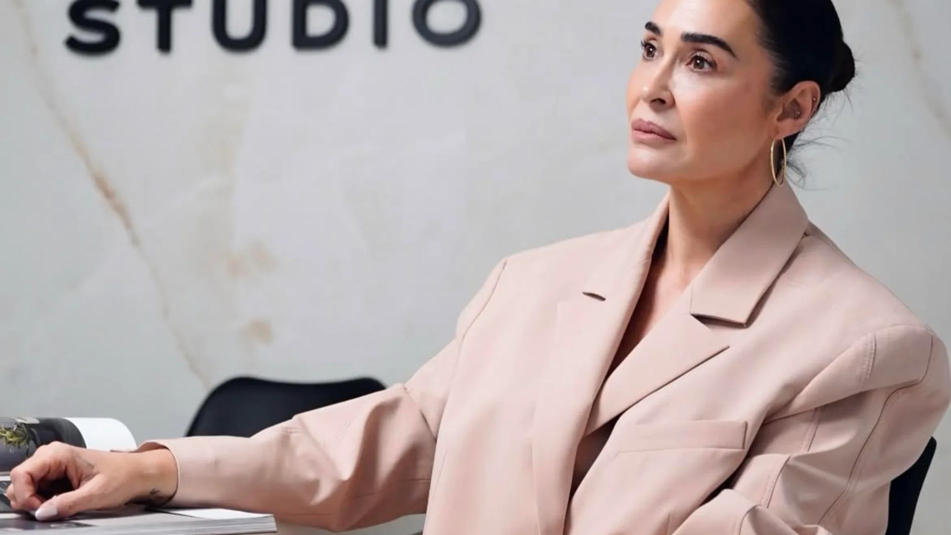 Vicky Martín Berrocal con traje rosa.