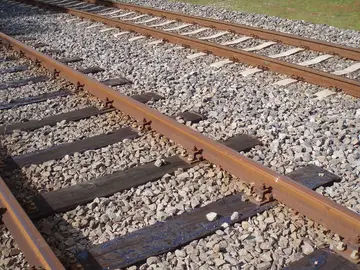 El curioso motivo por el que hay piedras pequeñas en las vías de los trenes: muy poca gente lo sabe El curioso motivo por el que hay piedras pequeñas en las vías de los trenes: muy poca gente lo sabe