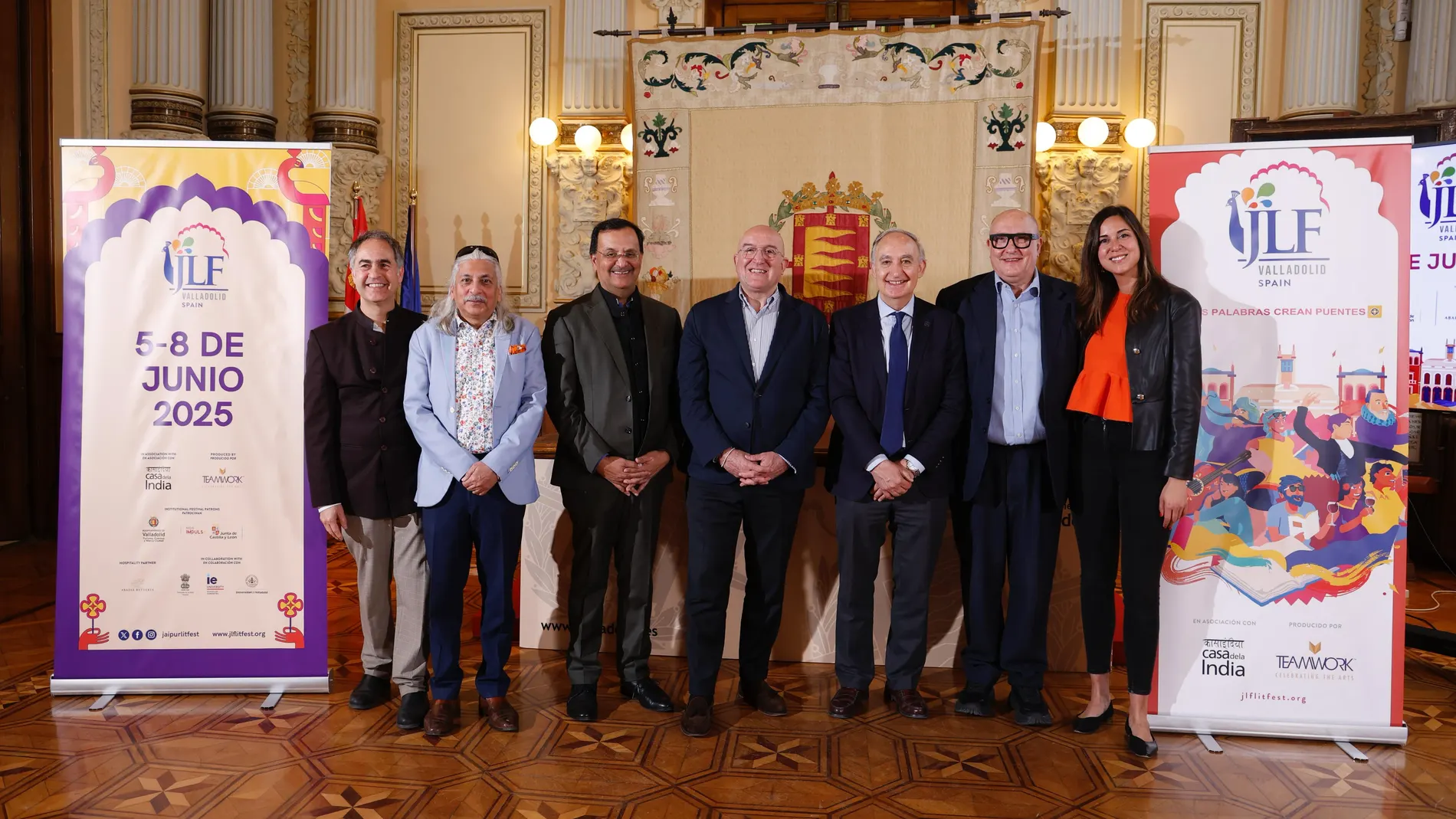 Jesús Julio Carnero, en la imagen junto a Antonio Largo, Blanca Jiménez, Dines K. Patnaik y Sanjoy K. Roy, presenta la tercera edición del Festival de Litertura de Jaipur