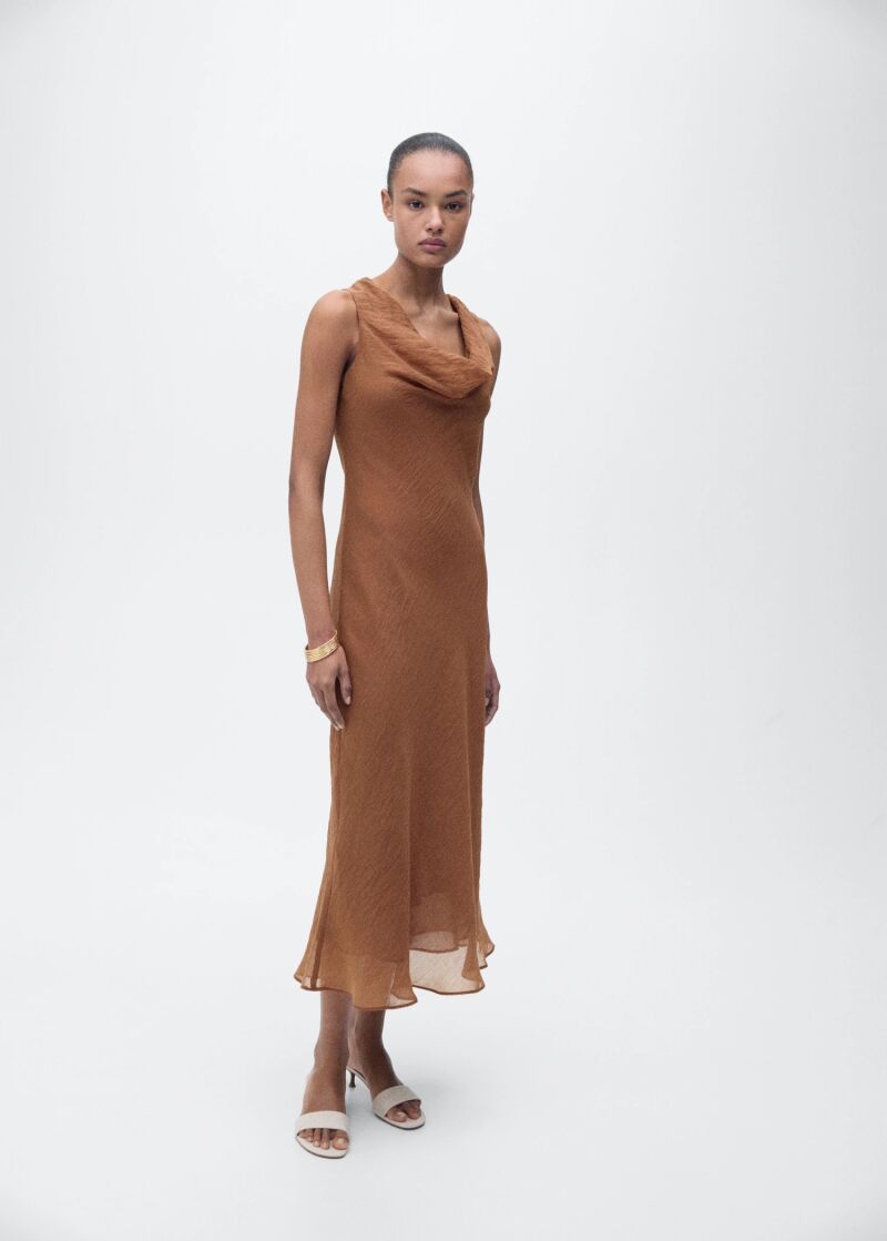 Vestido de cuello drapeado.