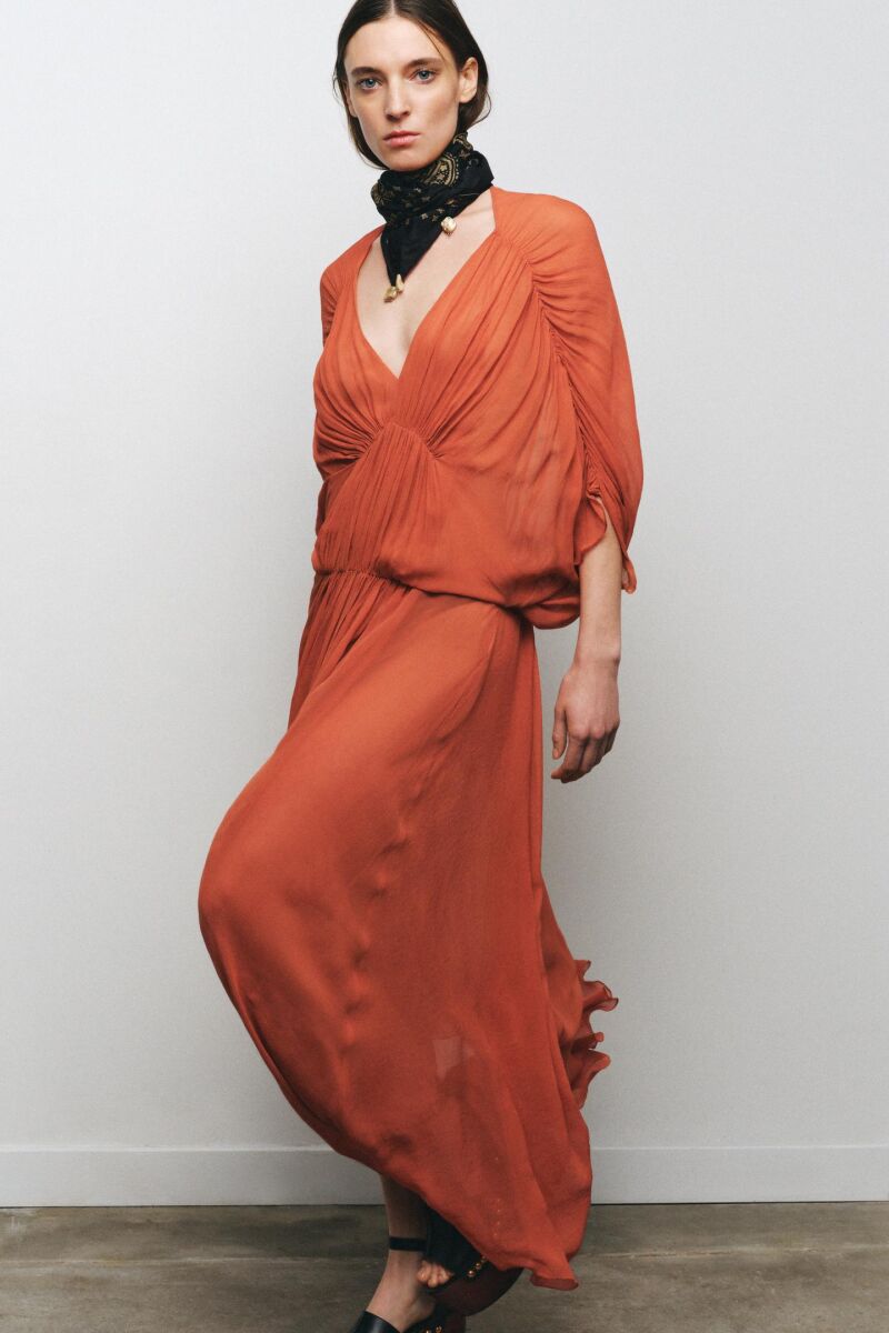 Vestido con detalles fruncidos.