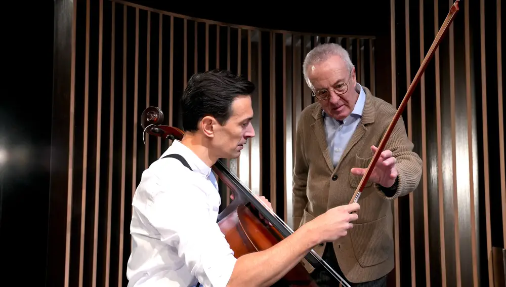 Cristóbal Suárez (izda.) y Carlos Hipólito han recibido clases de violonchelo para preparar un función en la que deberán coreografiar los movimientos