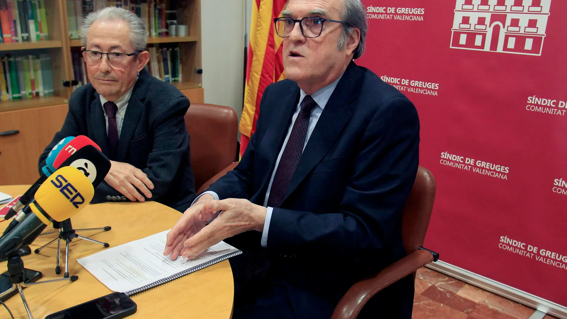 El Síndic de Greuges, Ángel Luna, y el Defensor del Pueblo, Ángel Gabilondo hoy en la Sindicatura de Greuges en Alicante
