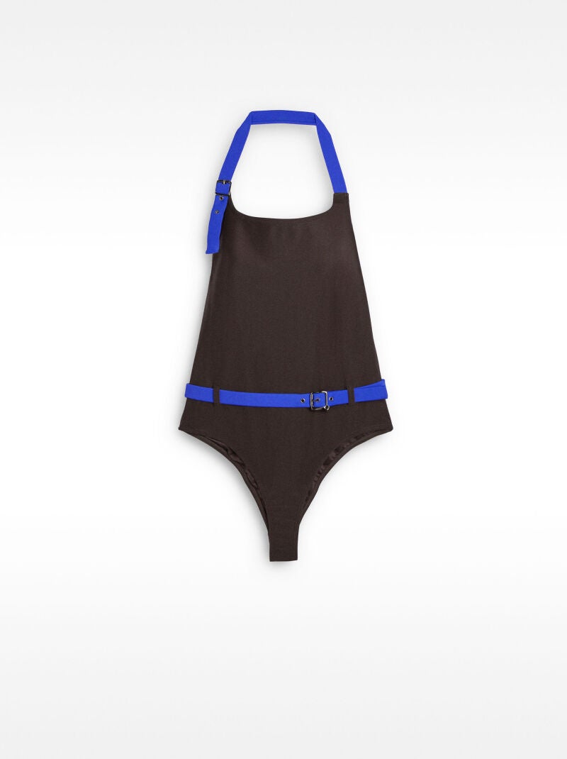 Bañador con cinturón.
