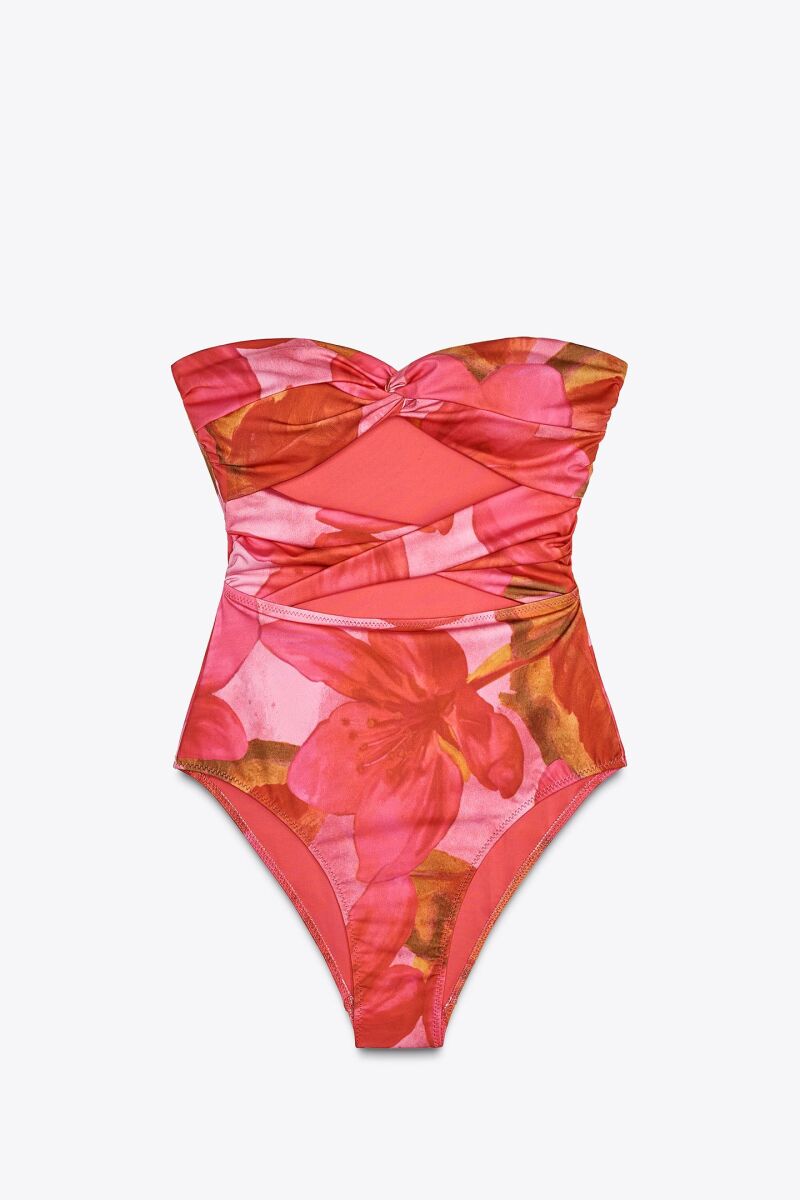 Bañador de estampado floral.