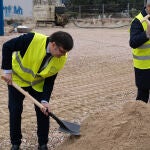 El delegado de Vivienda, Álvaro González, coloca la primera piedra