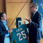 Martínez-Almeida, junto a Tom Garfinkel, presidente de los Miami Dolphins y mánager del GP de la ciudad