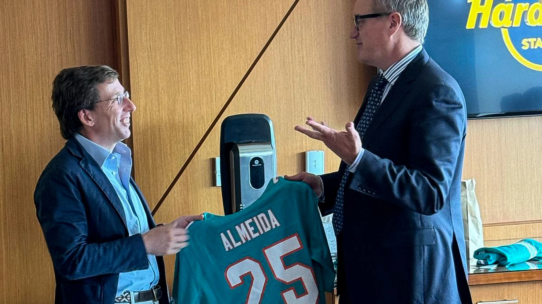 Martínez-Almeida, junto a Tom Garfinkel, presidente de los Miami Dolphins y mánager del GP de la ciudad