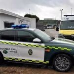 Un coche de la Guardia Civil junto a la ambulancia interceptada