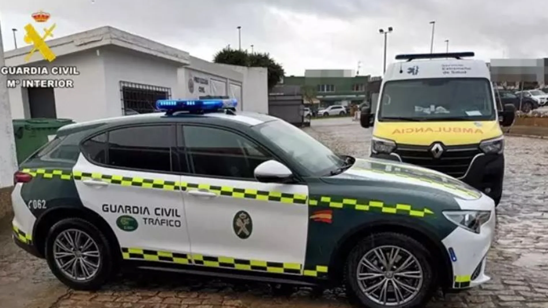 Un coche de la Guardia Civil junto a la ambulancia interceptada