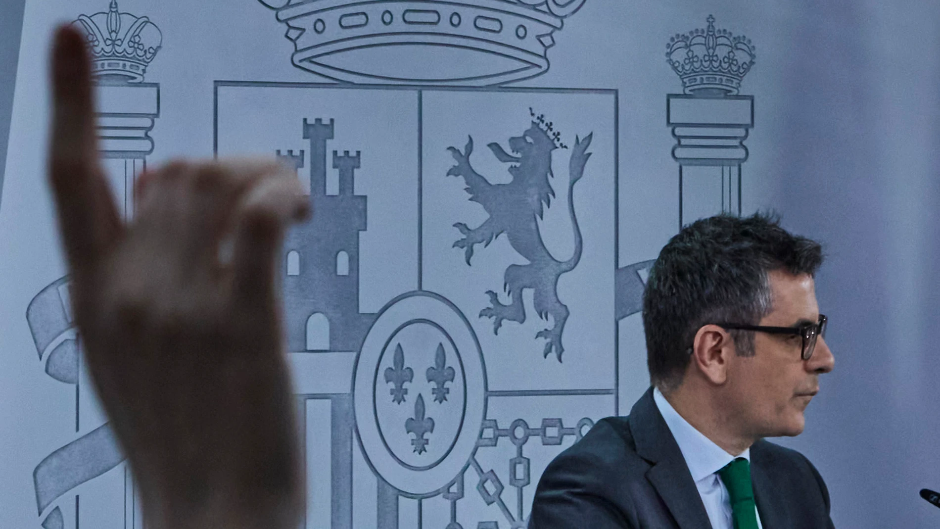 El ministro de Justicia y Presidencia, Félix Bolaños durante la rueda de prensa tras el Consejo de Ministros celebrado este martes en el Palacio de La Moncloa.