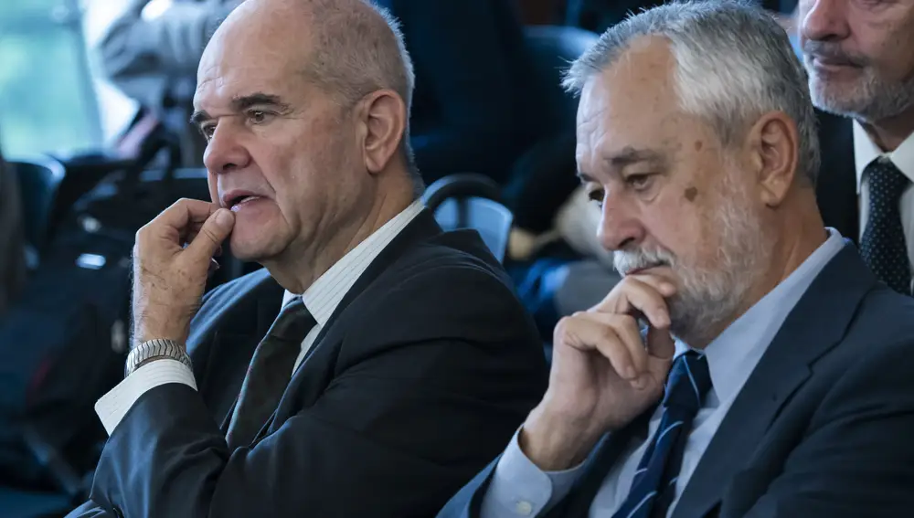 Los expresidentes socialistas andaluces José Antonio Griñán (d) y Manuel Chaves, en la sala de la Audiencia de Sevilla.